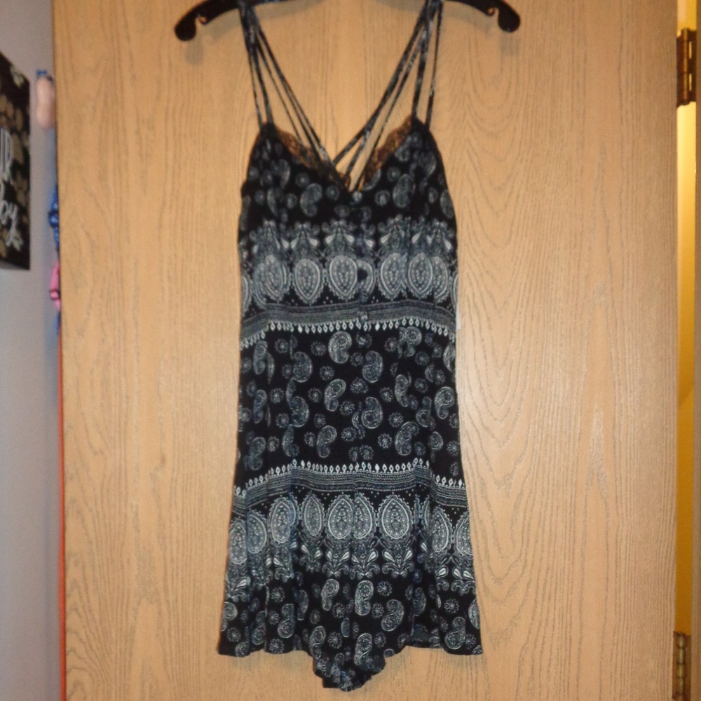 B. Darlin Black White Paisley Pattern Strappy Romper 9/10 NWT